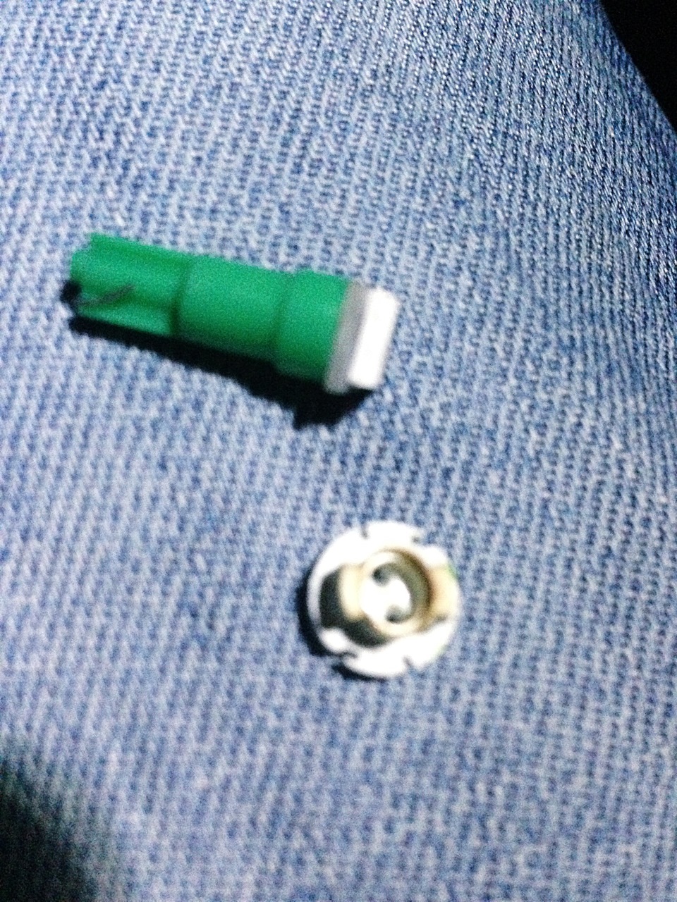 Замена лампочки подсветки подогрева сидений. Эконом вариант. — Lexus IS ...