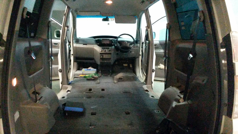 Дешевая химчистка — Toyota Voxy, 2 л., 2002 года | мойка | DRIVE2