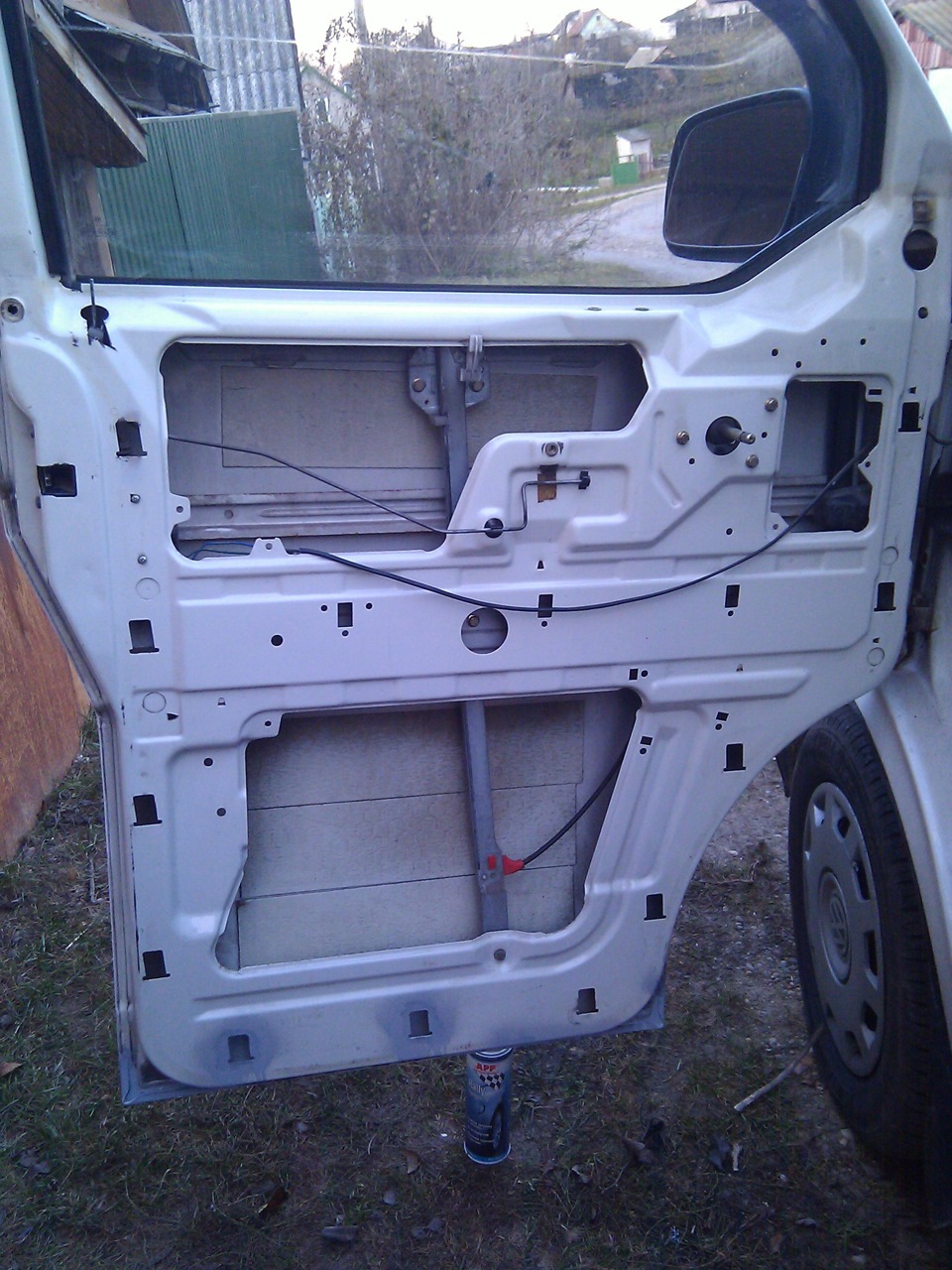 Чиста низов дверей от ржавчины — Volkswagen Transporter T4, 1,9 л, 1995 ...