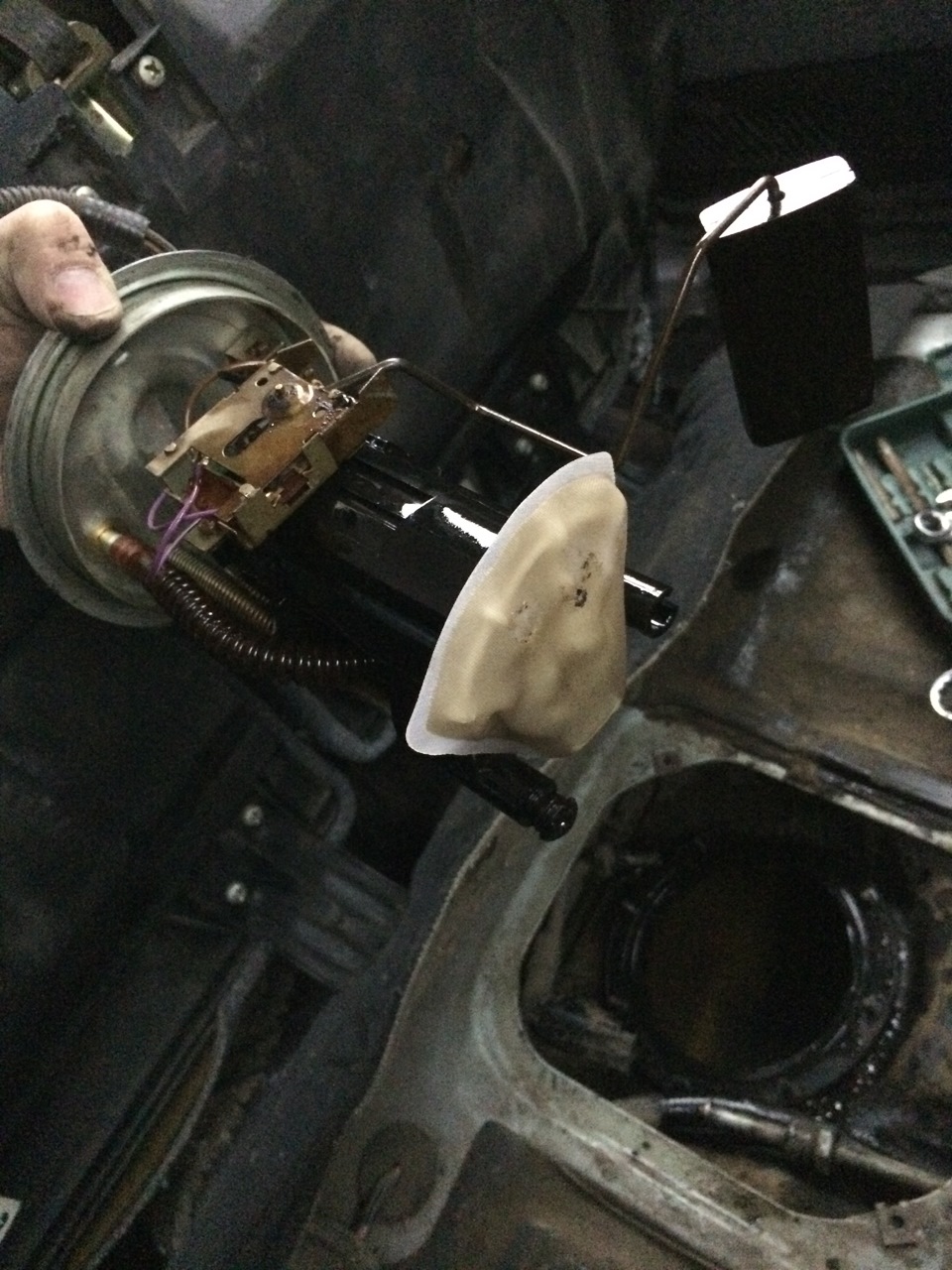 Решил поменять сеточку в бензонасосе — Lada 21120, 1,5 л, 2000 года ...