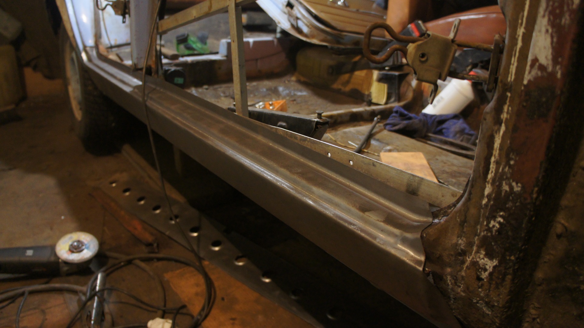 Чем варить пороги. Пороги на ВАЗ 2199. Варка порогов автомобиля. Варить пороги железным профилем. Как сварить пороги на лифтовый ТЛК 80.