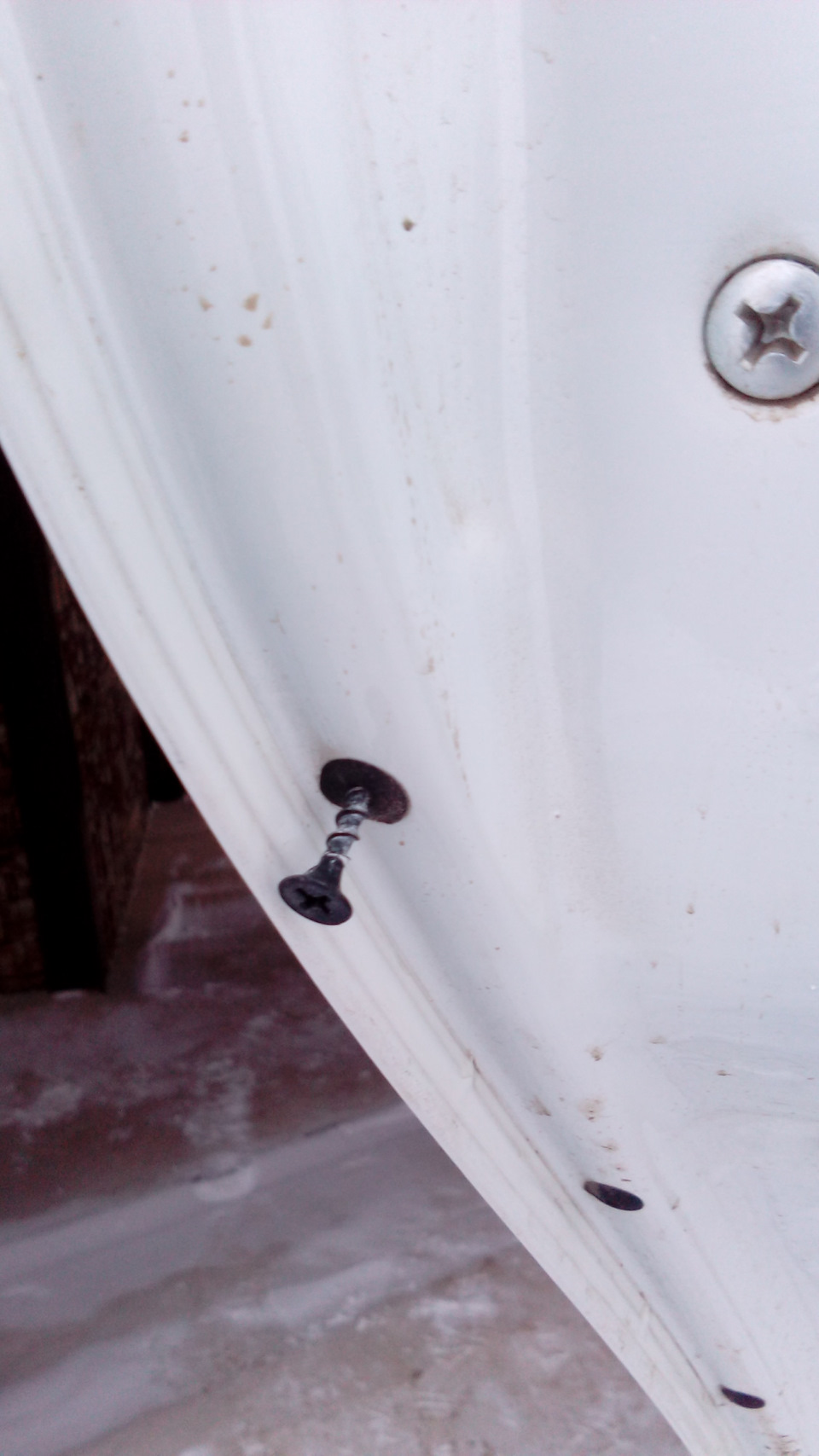 удаляются заглушки обычным саморезом — Lada Калина Универсал (2G)