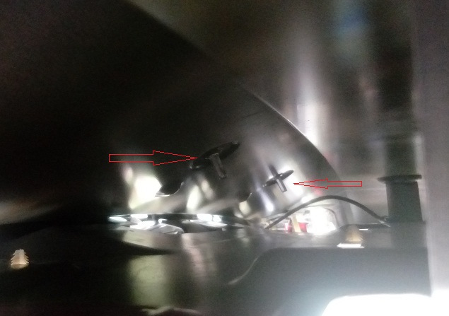 И чуть другой ракурс этих крепежей. — Ford Galaxy (Mk III)