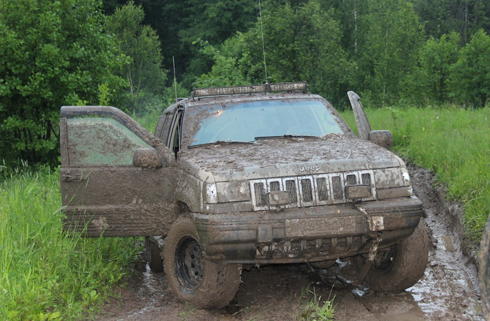 Jeep Grand Cherokee в грязи