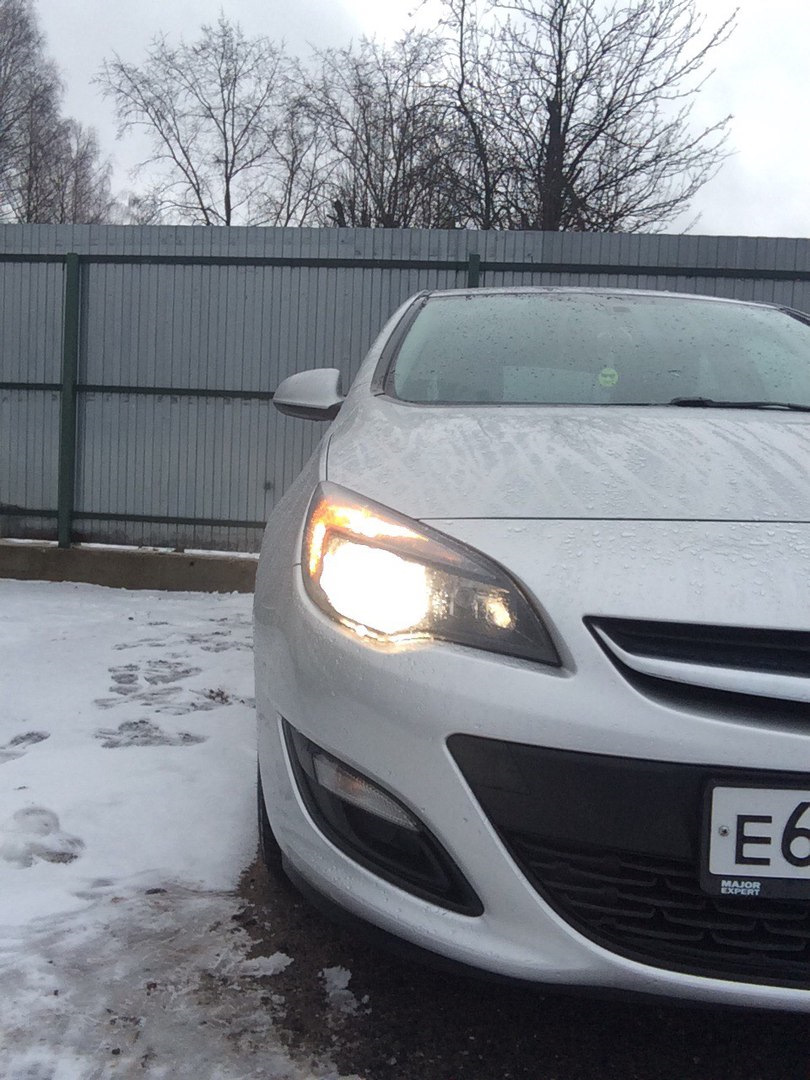 Замена ламп ДХО и ближнего света — Opel Astra J, 1,6 л, 2014 года ...