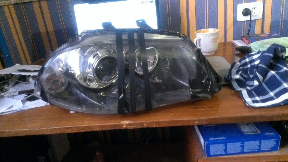 После нанесения клея-герметика, фару нужно на время сжать. Лучше всего обмотать изолентой — SEAT Ibiza (6L)