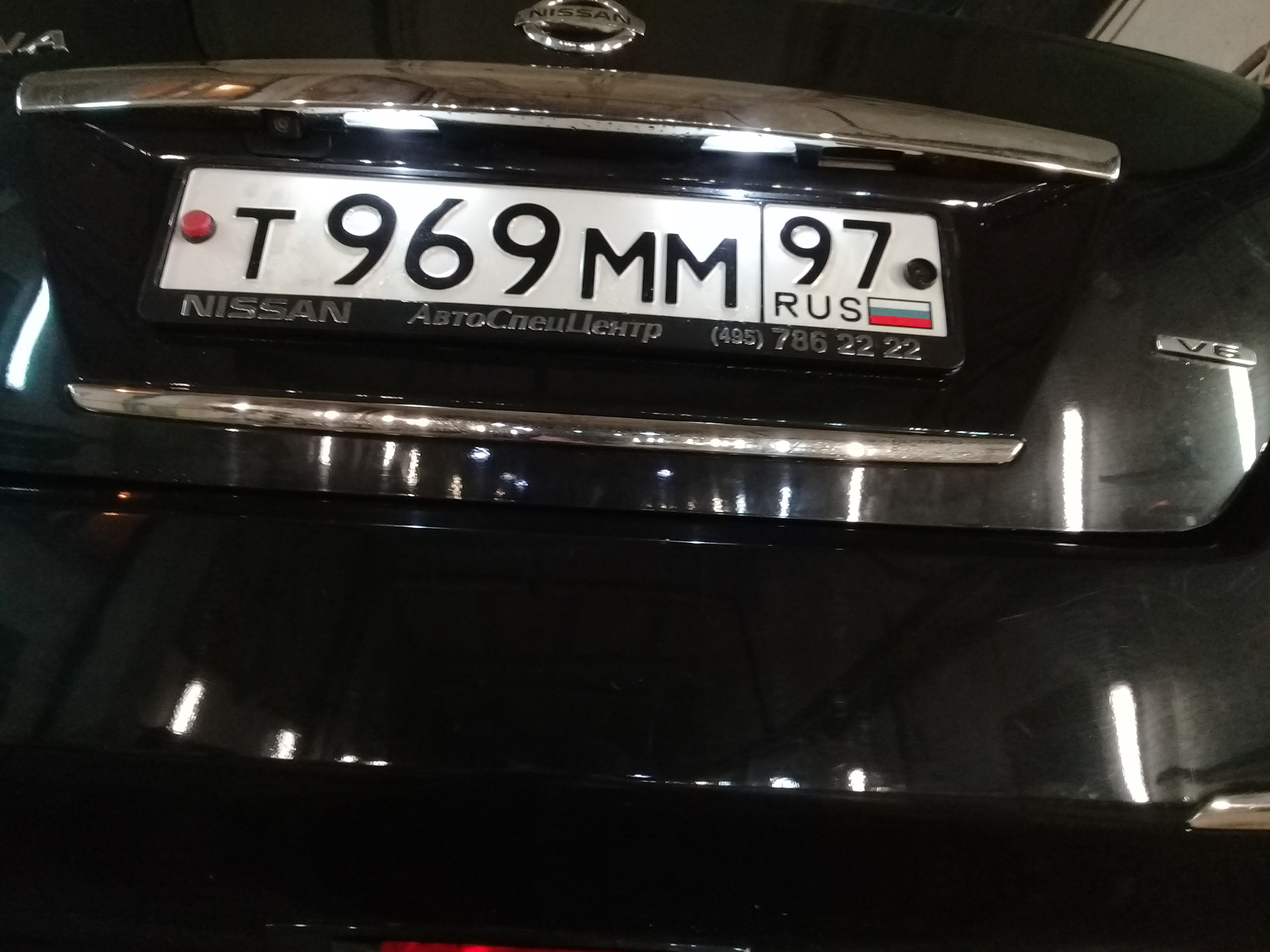 Подсветку накладки багажника. Nissan Qashqai подсветка номера. Накладка подсветки номерного знака Тиида. Рамка освещения номера Ниссан Кашкай 2008 года. Рамка подсветки номерного знака Ниссан Кашкай.