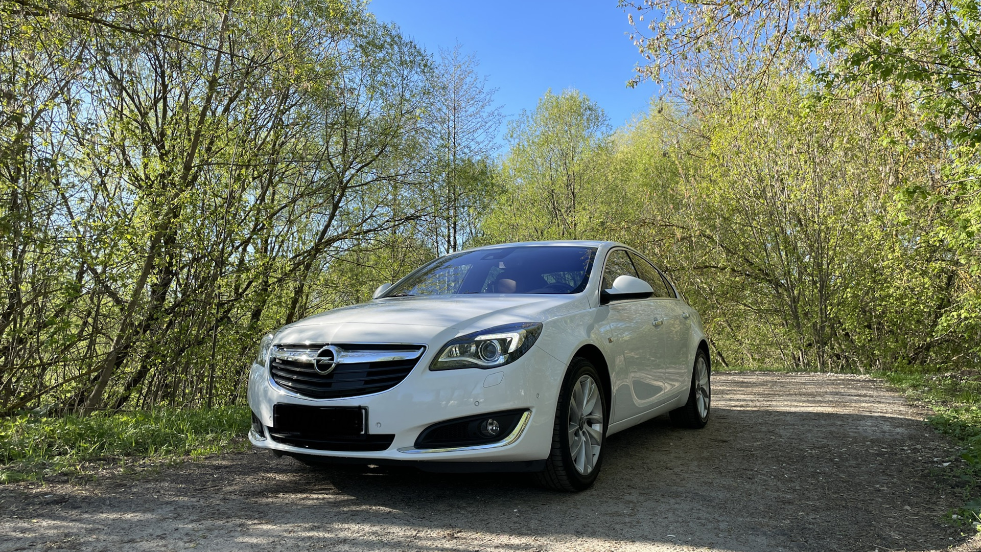 Драйв опель инсигния. Опель Инсигния 1.6. Opel Insignia с 2008 г.в белый фон.