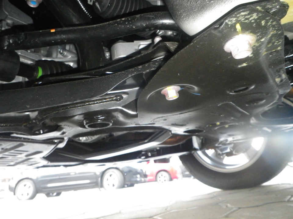 Через пару месяцев машинка была на месте. Подписав полтонны бумаг и залив в бак стакан бензина, манагеры торжественно вручили нам ключи. — Suzuki SX4 (1G)