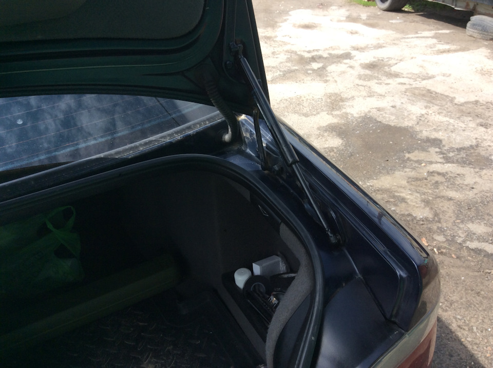 Теперь не опасаюсь, что порыв ветра нахлобучит меня по башке крышкой багажника — BMW 5 series (E39)