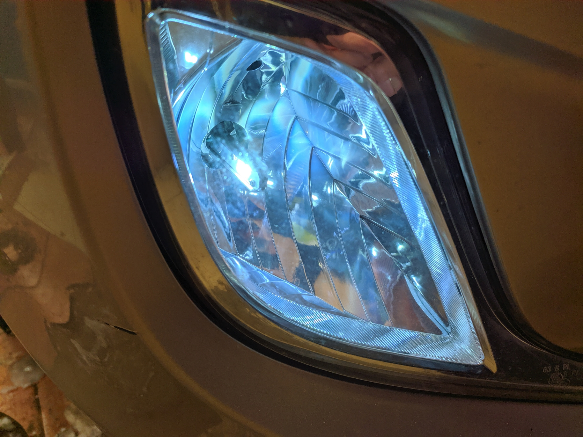 Лампочка противотуманки хендай солярис. ПТФ Hyundai Solaris 2021. ДХО Солярис 2020. Лед лампы в ПТФ Хендай Солярис 2011. Лампа ПТФ Солярис 2020.
