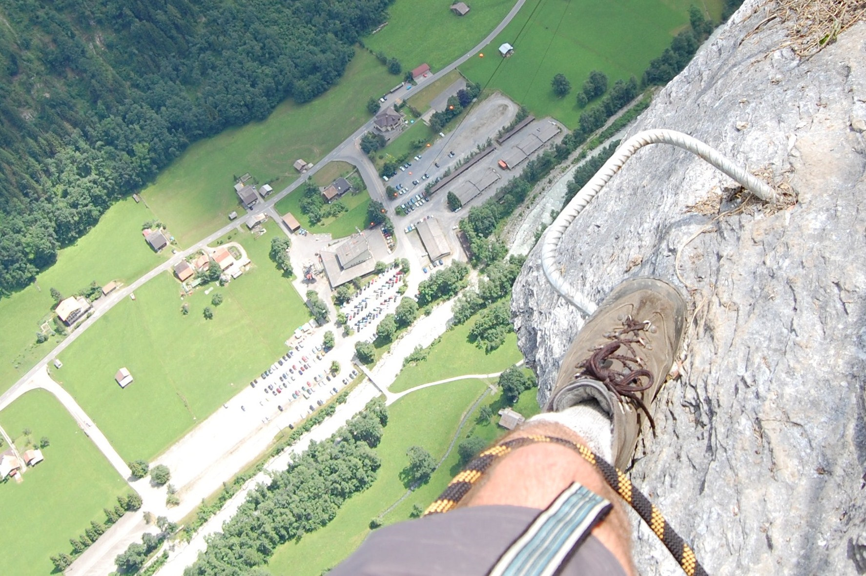 Высота 600. Via Ferrata швейцарские Альпы. Вид с высоты 600 метров. 600 Метров. 600 Метров над землей.