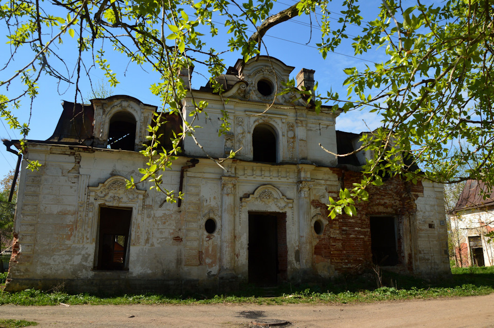 волышево усадьба строгановых история. 63c9599s 960. волышево усадьба строгановых история фото. волышево усадьба строгановых история-63c9599s 960. картинка волышево усадьба строгановых история. картинка 63c9599s 960. В июне прошлого года я вместе с подругой побывала на Псковщине, у нашей одноклассницы. Живет она в маленьком городе Порхов, что расположен на реке Шелонь, в 88-ми километрах от Пскова. Древний русский город. Первое упоминание о котором приходится на 1239 год. Город-крепость. Увидевший и переживший на своем веку много интересного и сложного. Но мой рассказ не о нем, а о судьбе усадьбы Волышево. Усадьбе, которая когда-то была украшением не только этих мест, но и всей богатейшей империи Строгановых. Усадебный комплекс в Волышево называли «жемчужиной» имений Строгановых. Она входила в 20-ку роскошных и красивейших усадебных комплексов в России конца XIX – начала ХХ века. волышево усадьба строгановых история. 63c9599s 960. волышево усадьба строгановых история фото. волышево усадьба строгановых история-63c9599s 960. картинка волышево усадьба строгановых история. картинка 63c9599s 960. В июне прошлого года я вместе с подругой побывала на Псковщине, у нашей одноклассницы. Живет она в маленьком городе Порхов, что расположен на реке Шелонь, в 88-ми километрах от Пскова. Древний русский город. Первое упоминание о котором приходится на 1239 год. Город-крепость. Увидевший и переживший на своем веку много интересного и сложного. Но мой рассказ не о нем, а о судьбе усадьбы Волышево. Усадьбе, которая когда-то была украшением не только этих мест, но и всей богатейшей империи Строгановых. Усадебный комплекс в Волышево называли «жемчужиной» имений Строгановых. Она входила в 20-ку роскошных и красивейших усадебных комплексов в России конца XIX – начала ХХ века.