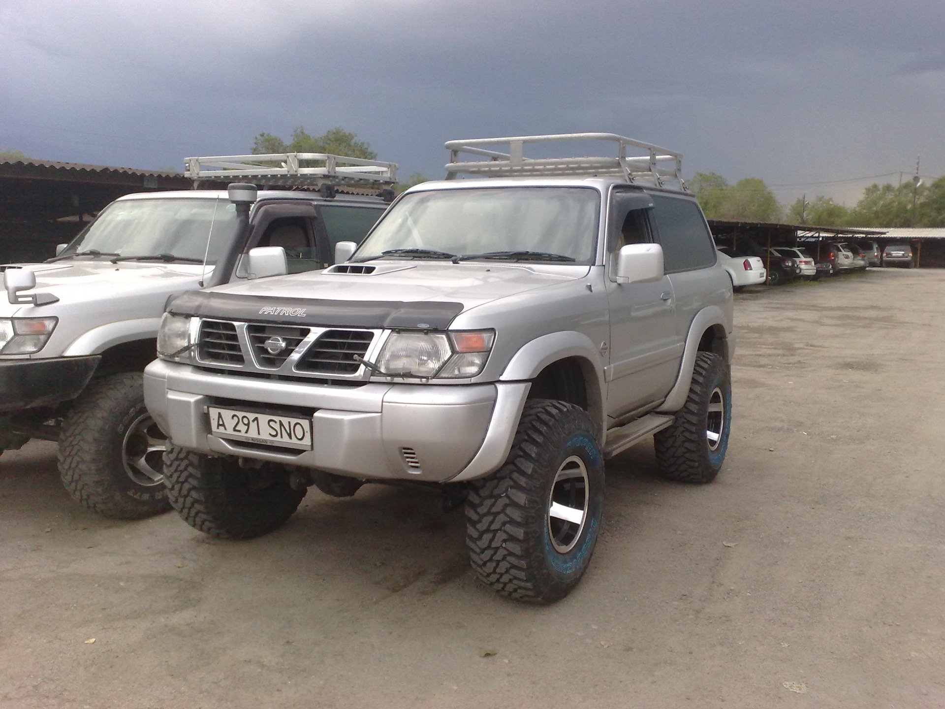 Ниссан сафари приморского края. Двадцатые колёса Nissan Safari y61. Магаданский козырёк Nissan Safari y61. Белый Ниссан сафари y61. Nissan Safari y61 стекло as3.