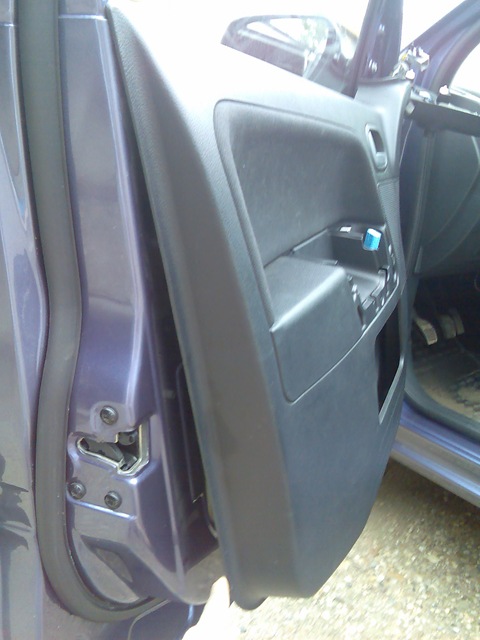 63cc8bu 480 гремит задняя дверь на форд фьюжн