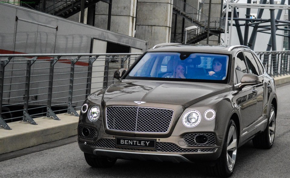 Bentayga big baby. Бентли Бентайга 2023. Бентли Бентайга 2022 серый. Бентли Бентайга 2023 тонированная. Бентли Бентайга Рязань.