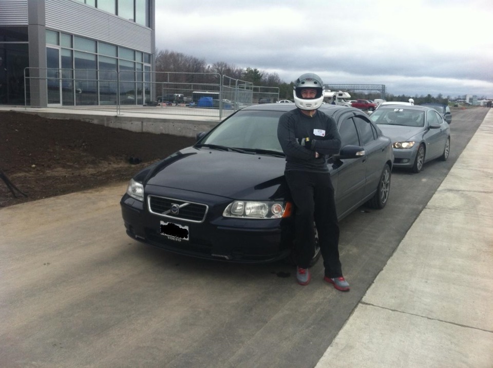 жду своей очереди выезда на трек — Volvo S60 (1G)