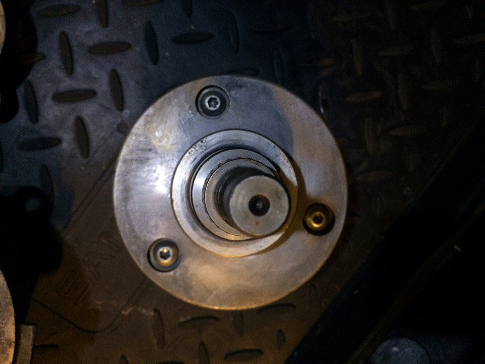 откручиваем звездочкой три болта — Hyundai Santa Fe (2G)