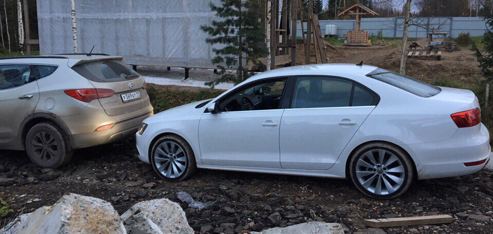 Белый Volkswagen Jetta 6 на литье r16