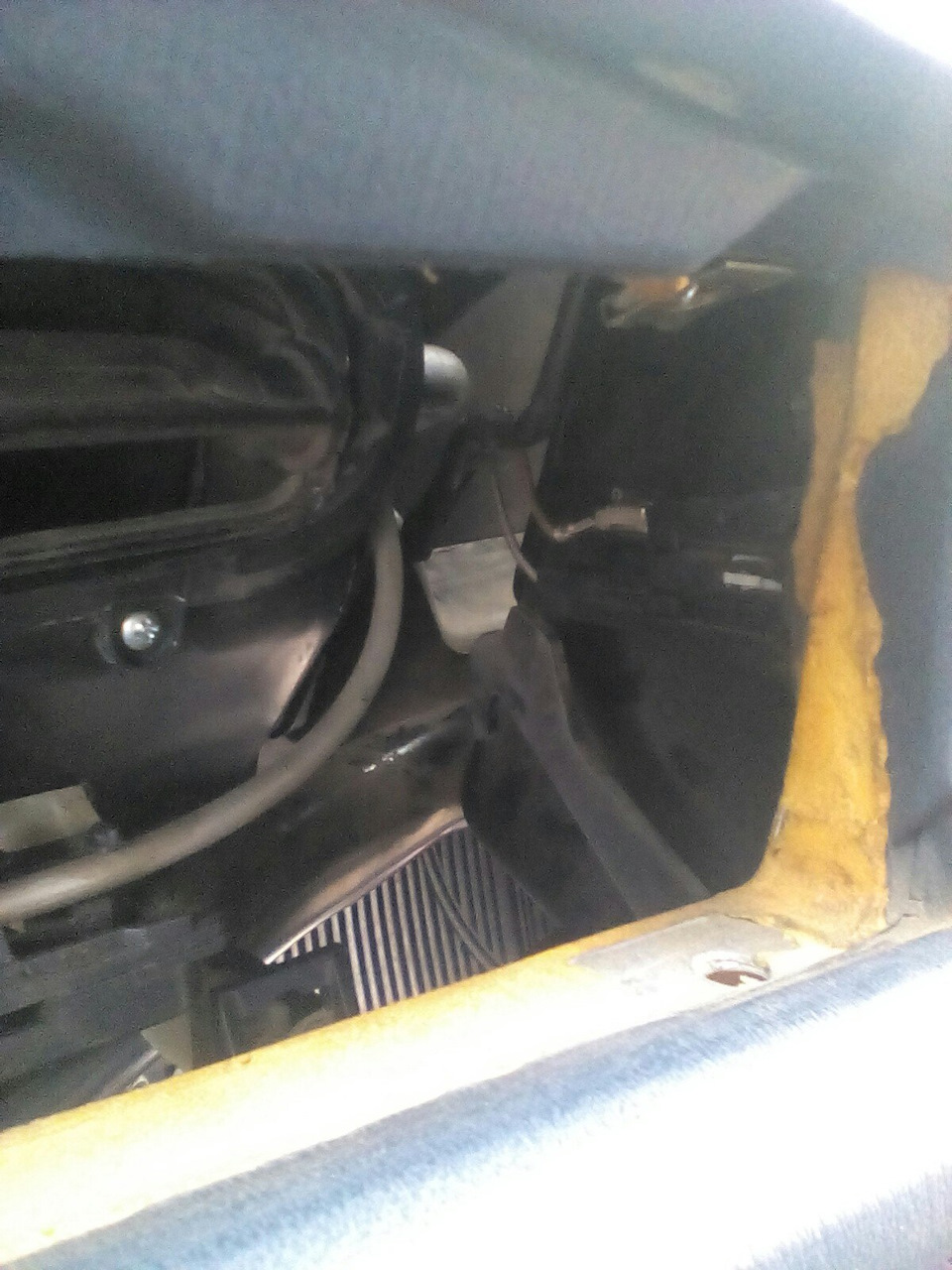 Сдернули и нужно отсоединить две фишки от концевика бордачка — Mercedes-Benz 190 (W201)