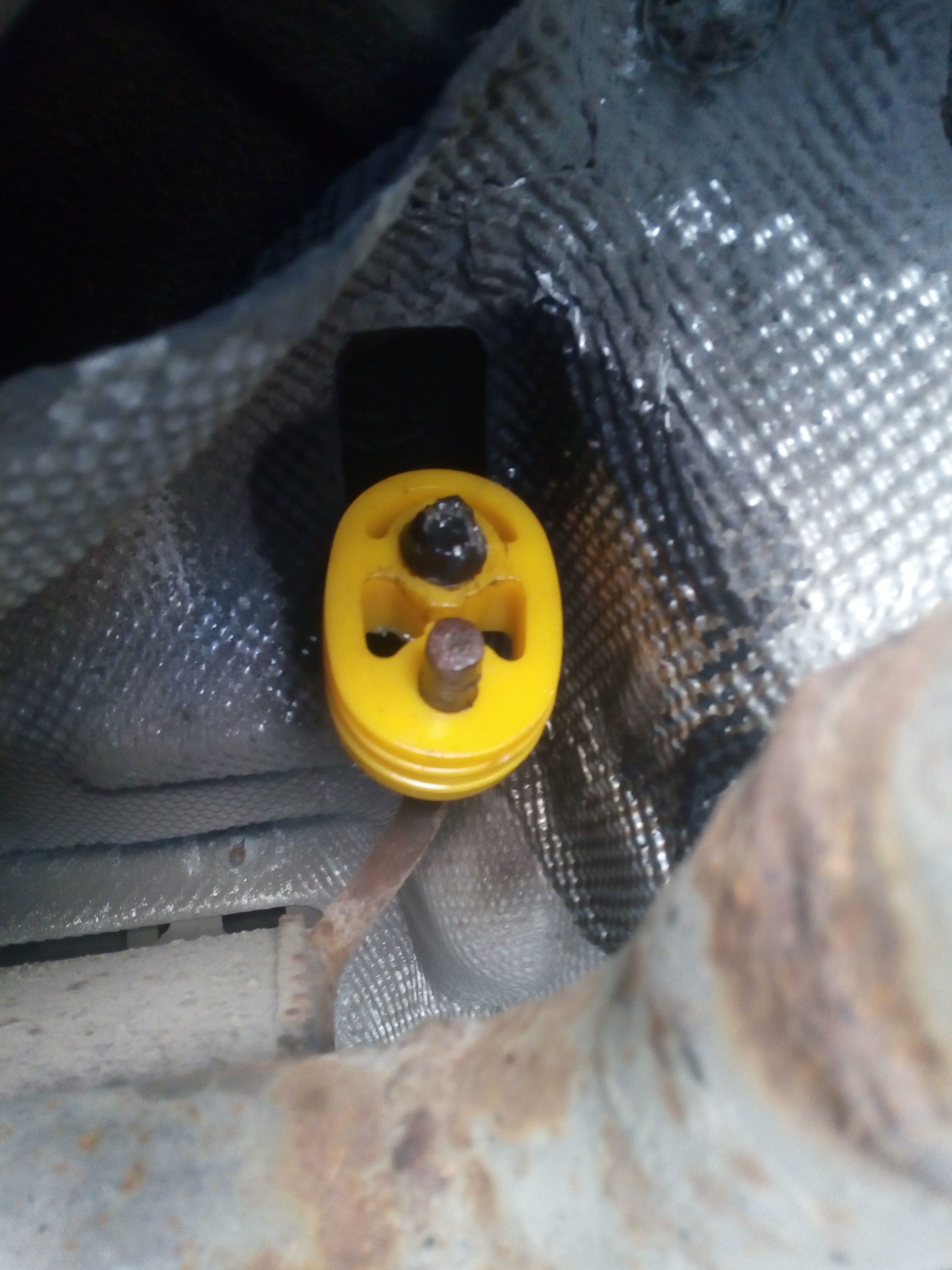 Резинки глушителя шевроле круз 1. Крепеж глушителя шевроле лачетти. Болты глушителя шевроле круз. Крепление глушителя круз. 8.