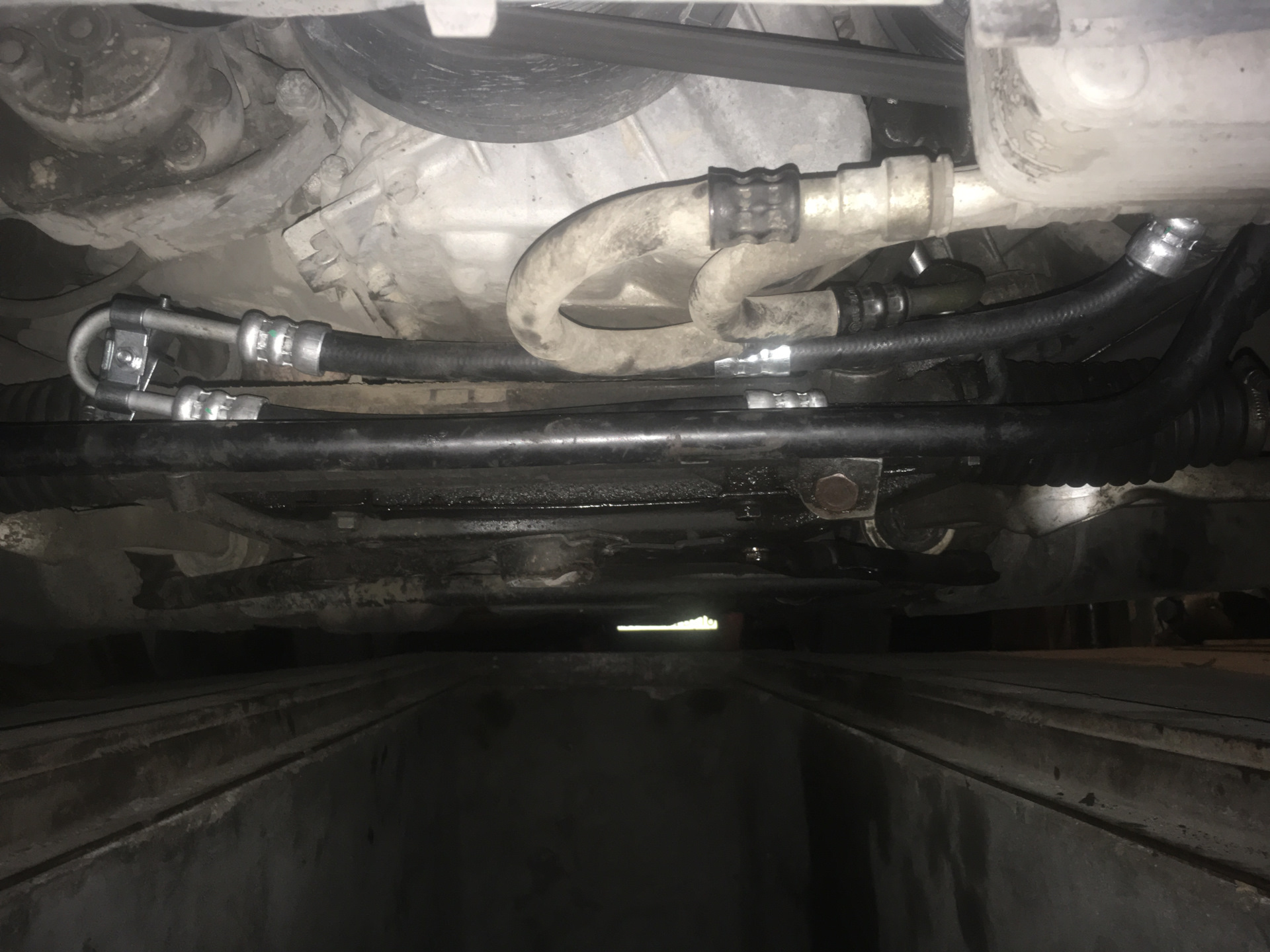 Замена напорного шланга от насоса ГУРа к рейке, бочка гидроусилителя ...