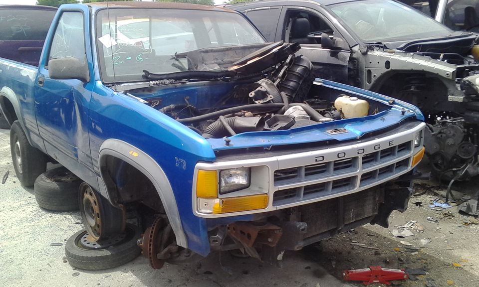 А вот с этого донора у меня сейчас стоит капот, обшивка потолка и карты дверей. — Dodge Dakota (1G)