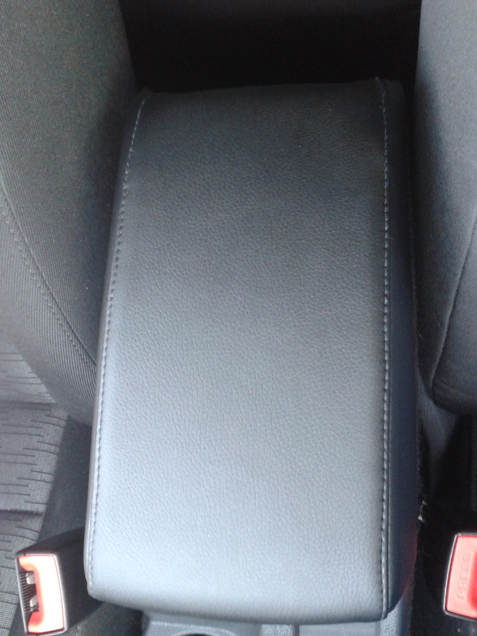 Обтянул подлокотник кожей — Skoda Octavia Mk2, 1,6 л., 2012 года ...