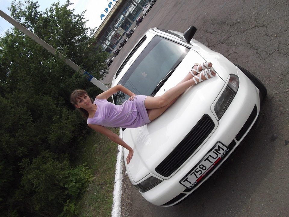 Супруга и машина. Мужик залез в капот. Женщины как машины высказывания. Жену и машину сам выбирал. Девушка в платье за рулем.