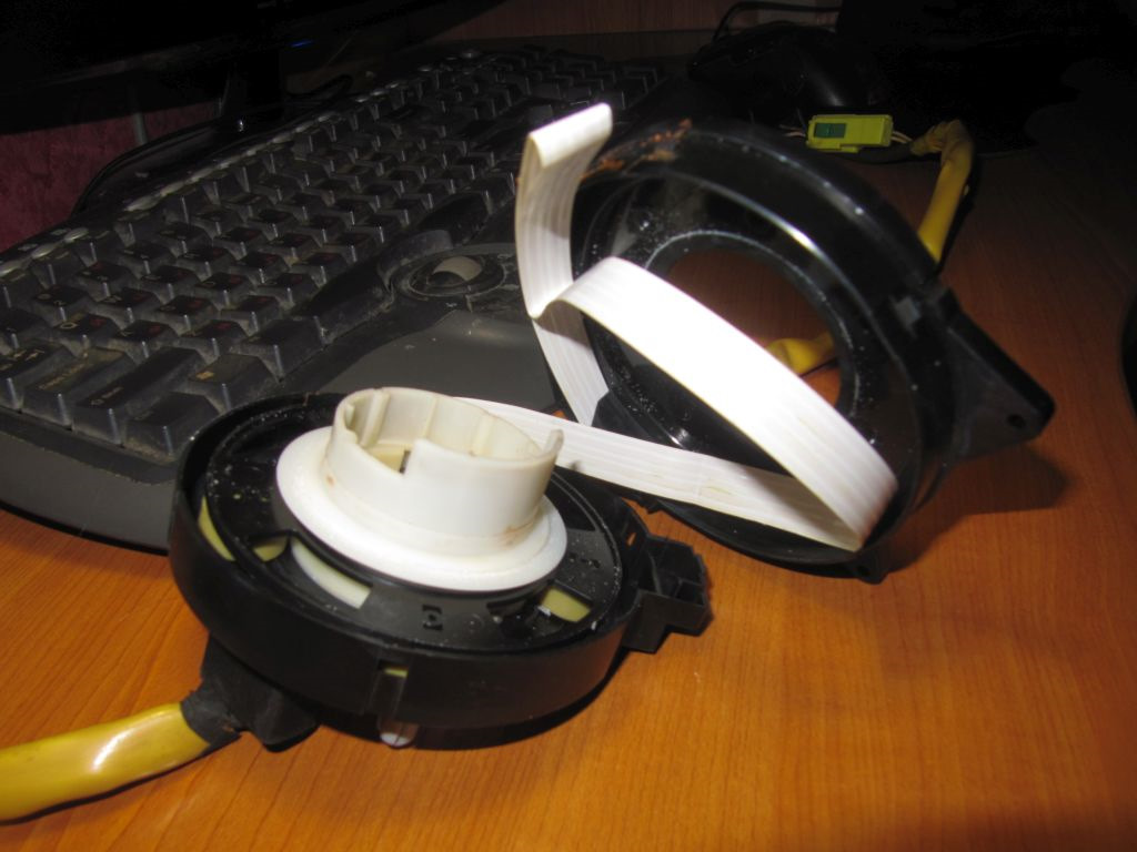 Подрулевой шлейф калина 2. Замена подрулевого шлейфа рено логан. Шлейф подрулевой пассат б3. Рулевой шлейф шевроле каптива. Подрулевой шлейф 2115.