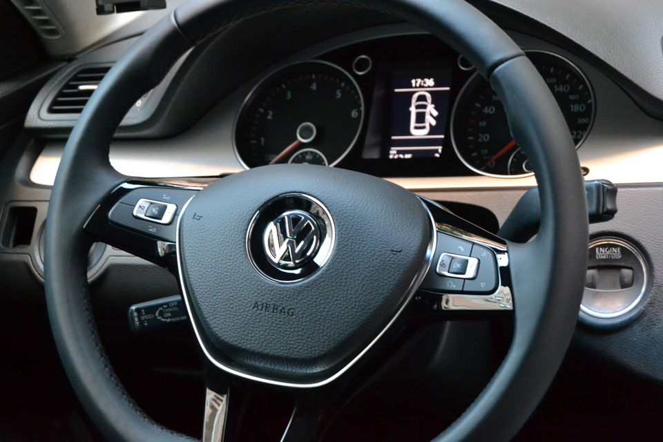 руль mono феррари 360. спидометр порше 911 997. рулевая панель. руль maserati boomerang 1971. рулевая панель автомобиля.