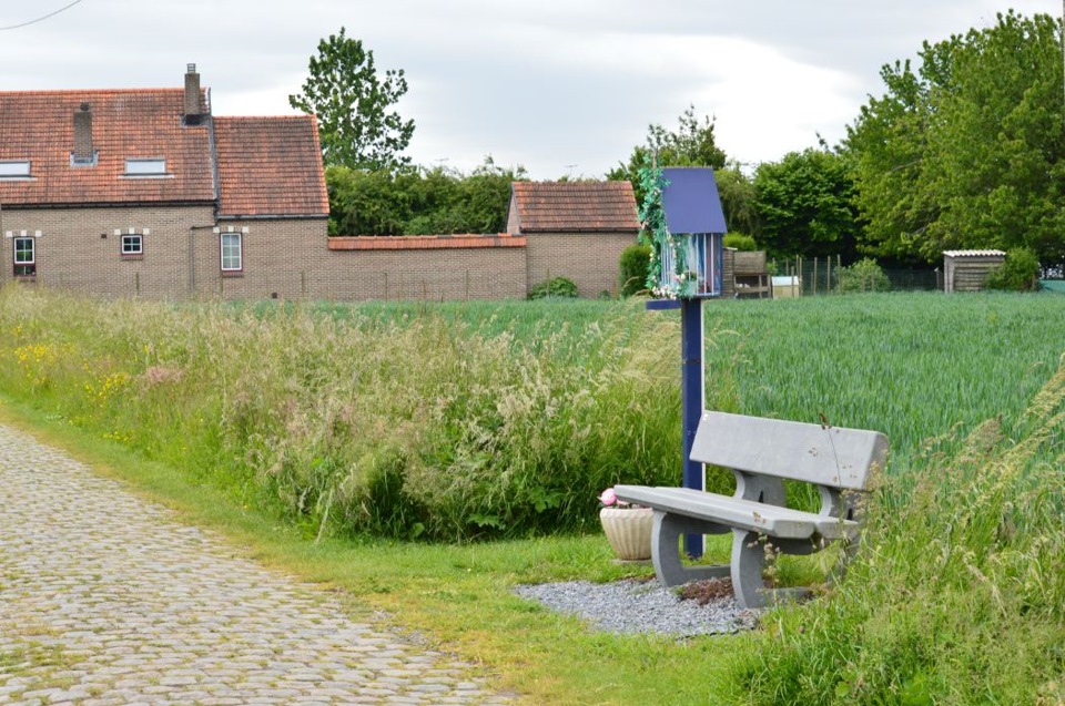 Гараж тА возле деревни находится, Вольву отщёлкал, сходил вздохнуть ...