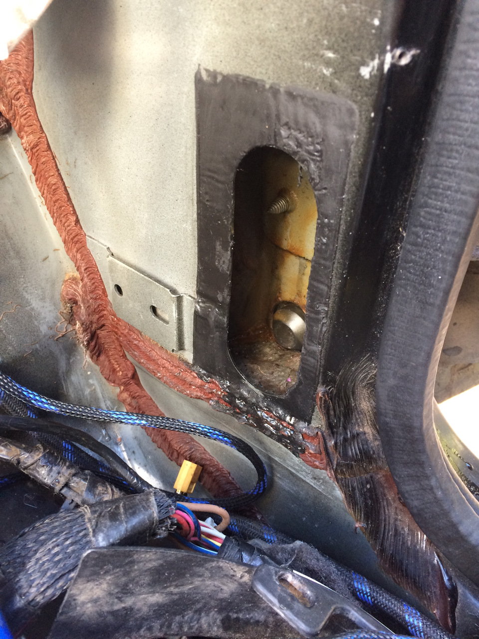 около дверных проемов имеются вот такие технологические отверстия, закленные какой-то тонкой битумной шумкой, ее я удалил, полость как смог промыл и залил мовилем — Jeep Grand Cherokee (ZJ)