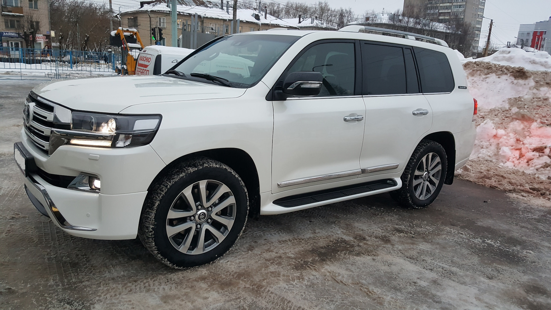 Крузак 200 песня. Land Cruiser 200 Executive White. Toyota LC 200 Executive White. Land Cruiser 200 Executive White 2018. Toyota Land Cruiser 200 Executive White салон.