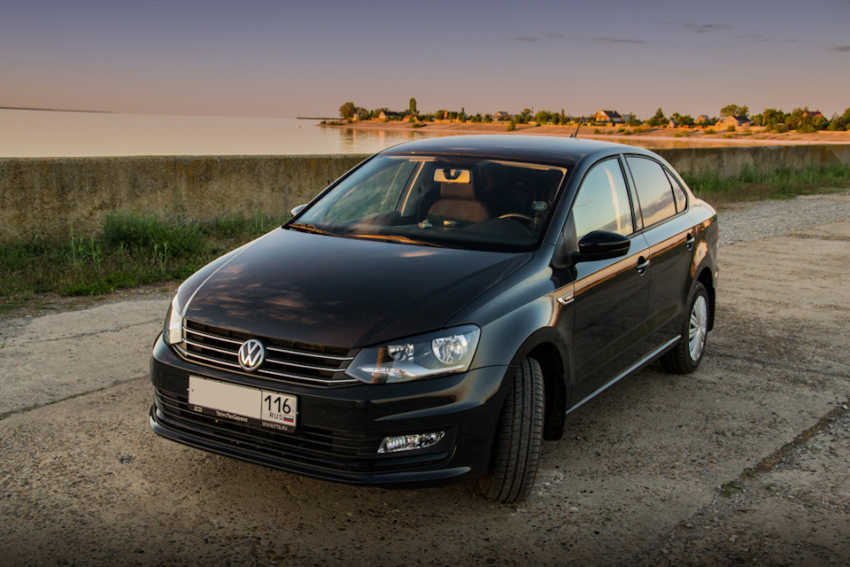 Volkswagen Polo 2015 черный