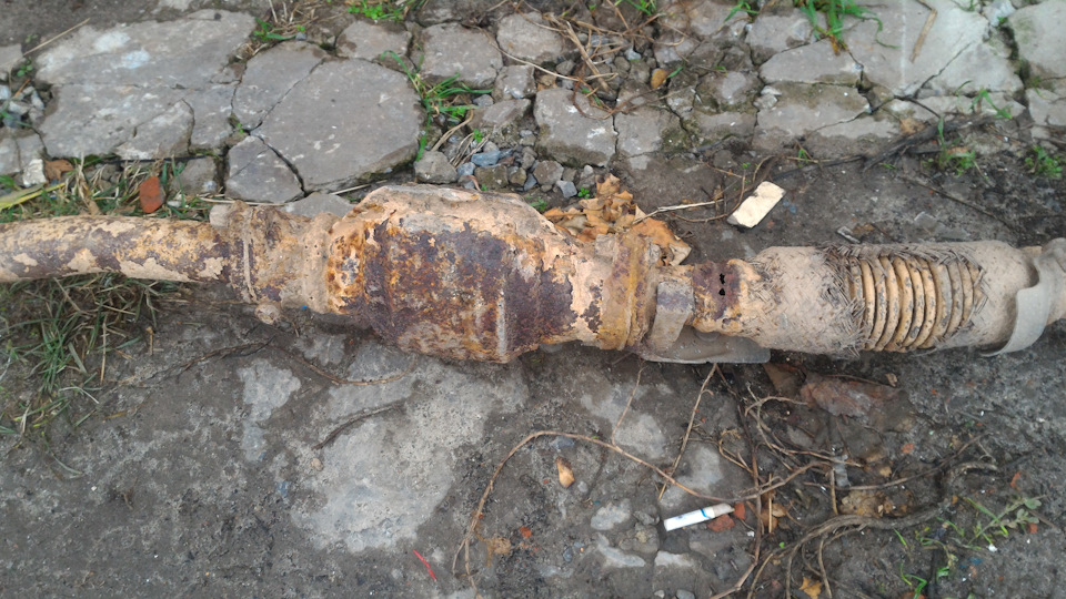 гофра пропускала по стыковочному шву, но он был под шубой гнили — Mitsubishi Pajero Junior