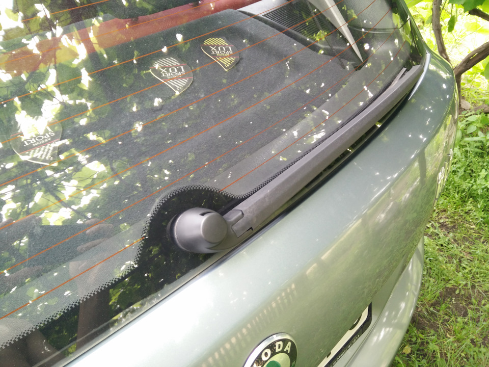 Замена колпачка на задней щетке стеклоочистителя — Skoda Fabia Mk1, 1,4 ...