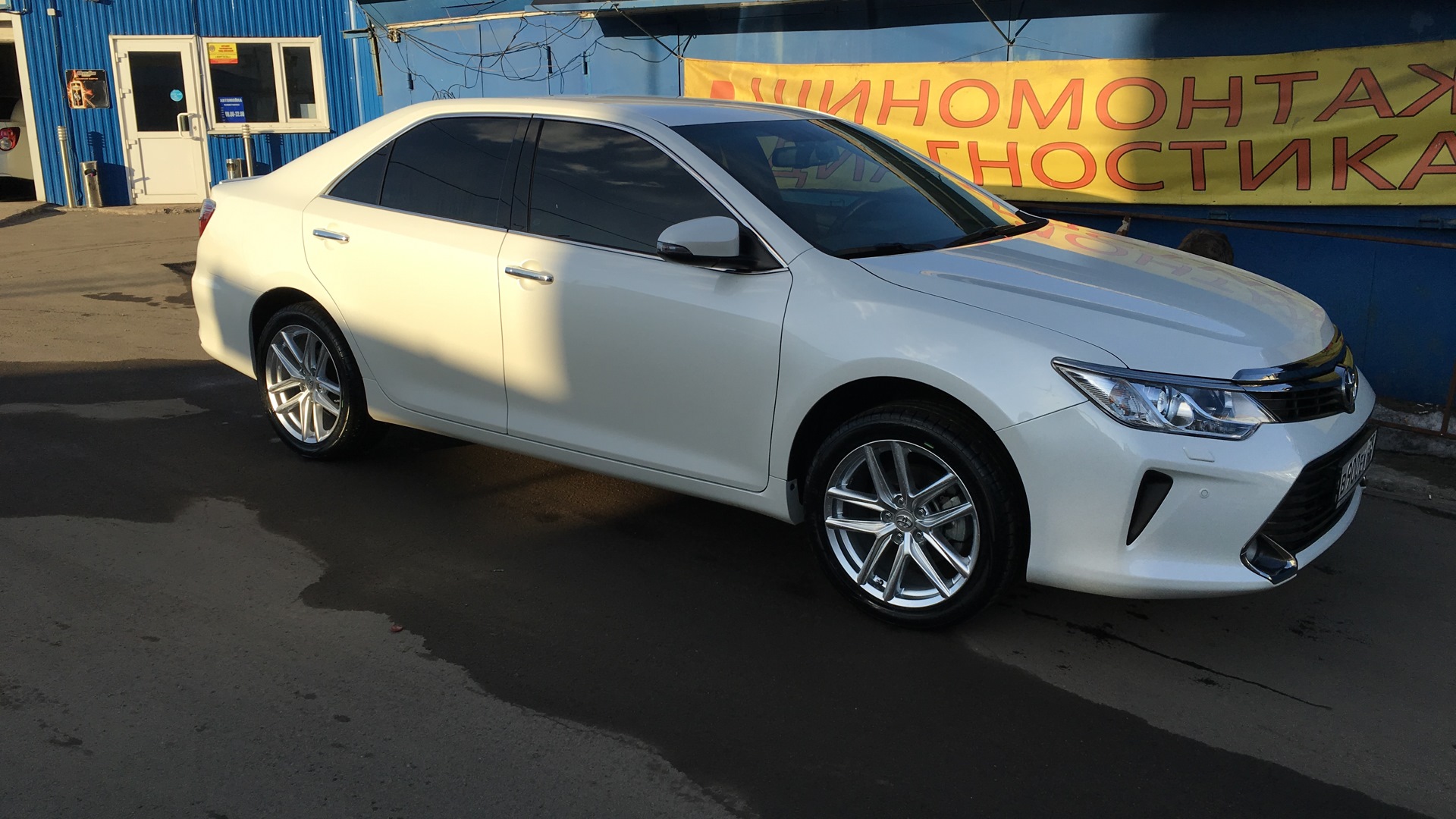 Toyota Camry 55 белый перламутр