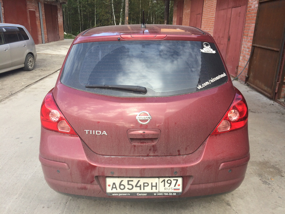 Ниссан заднего. Ниссан Тиида фонари 2. Фонарь заднего хода Nissan Tiida 2008 год. Битая Nissan Tiida задние фары.