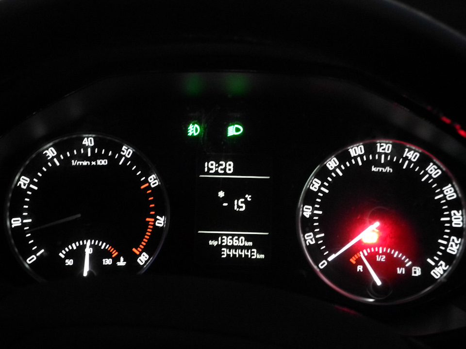 Вот уже год как потухла стрелка тахометра. — Skoda Octavia A5 Mk2