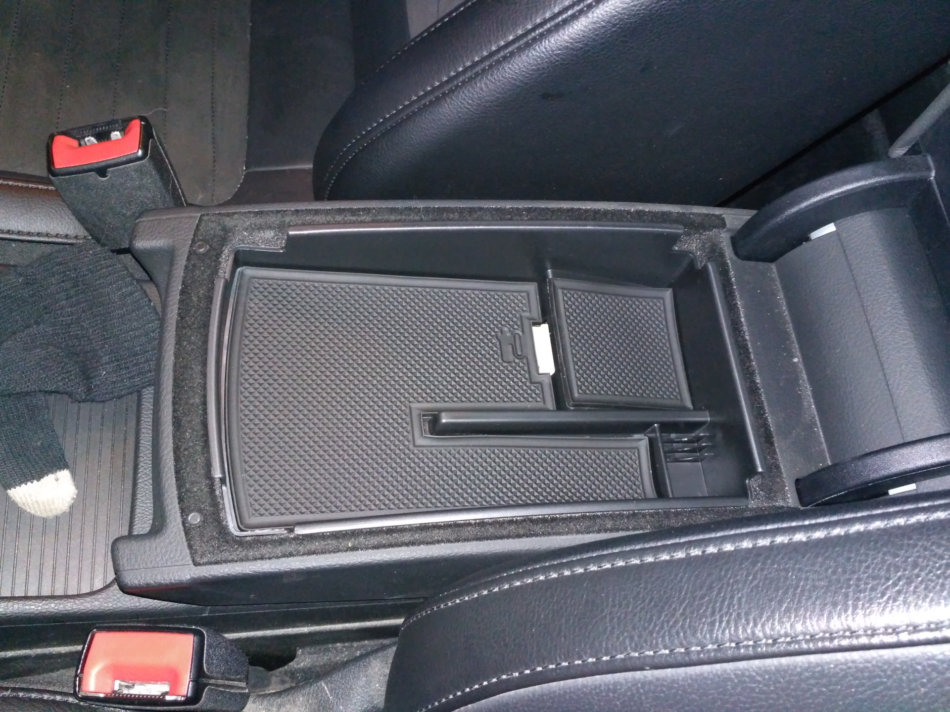 Вставки в подлокотник. Бокс под подстаканник land rover discovery sport. Вставки в подлокотник. Подлокотник форд эксплорер 5. Hyundai ix35 подлокотник.