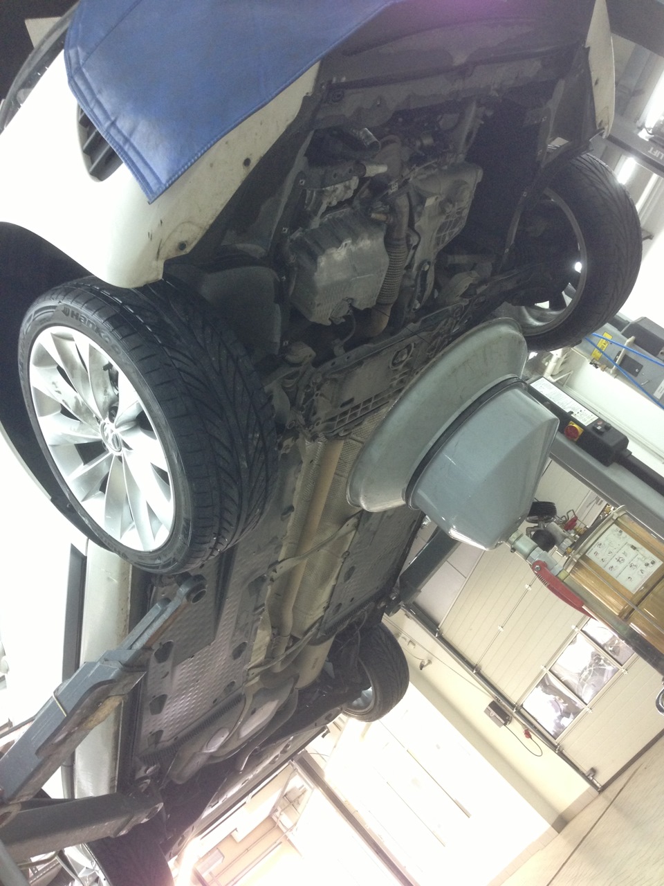 Сливают масло. Впервые увидел машину снизу. Поизучал немного ))) Защиту надо снимать. В принципе она мне понравилось. Всё закрывает. Благодаря ей, наверно и чисто внутри :) — Volkswagen Scirocco (3G)