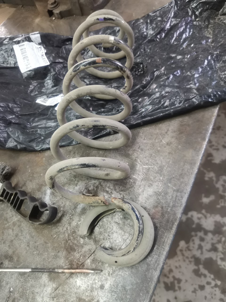 Замена пружины задней подвески Peugeot 3008 — Peugeot 3008 (1G), 1,6 л ...