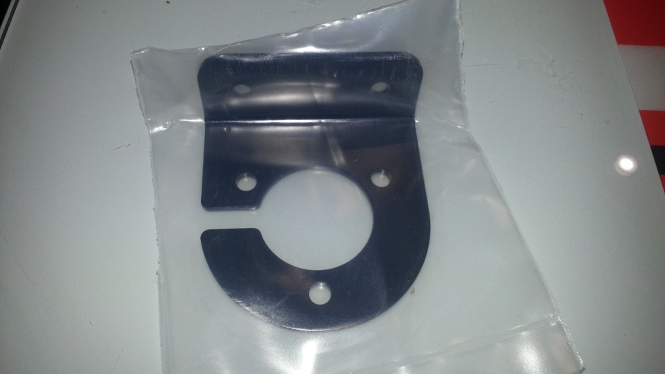 От заднего бампера осталось бесхозное крепление колодки — Mitsubishi L200 (4G)