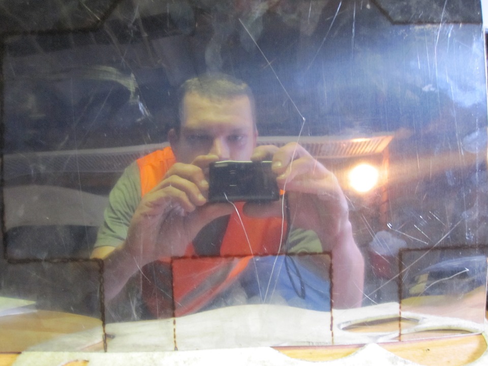 Телки фоткаюццо в зеркало в туалете, а у нас свое гаражное мужицкое зеркало :) — Lada 21063