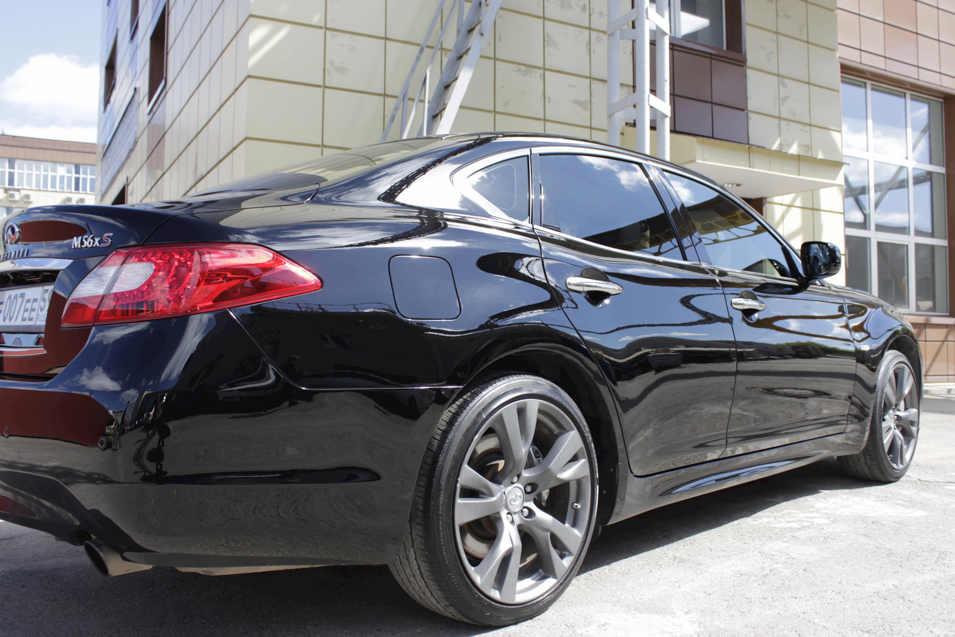 Infiniti m56s