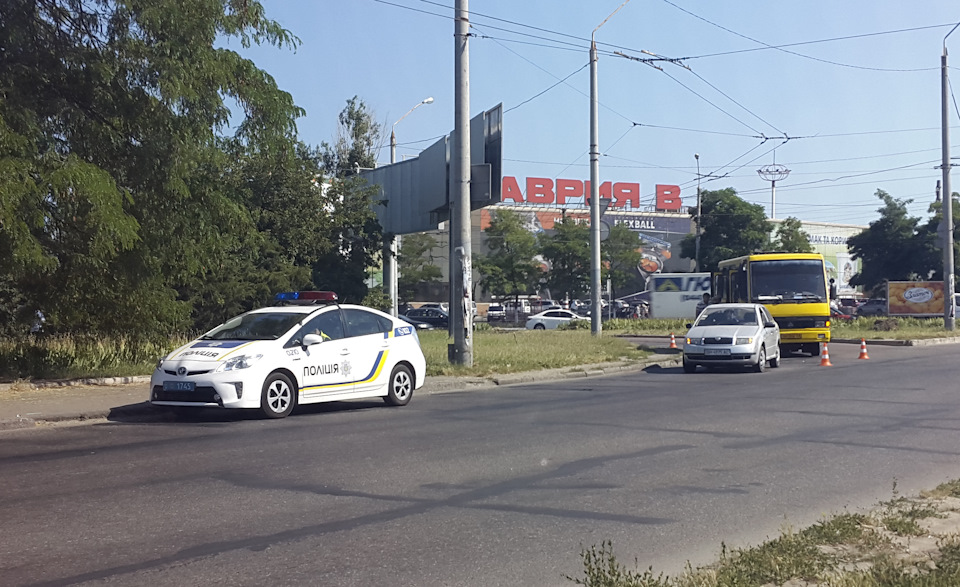 Новая Полиция специалисты широкого профиля. Патрулируют улицы, ловят нарушителей ПДД, следят за порядком, регулируют движение, оформляют аварии. В общем по типу америки и европы. Кстати, ездят на Приусах. Довольно неординарное решение ) — Mercedes-Benz G-Class (W463 1G)