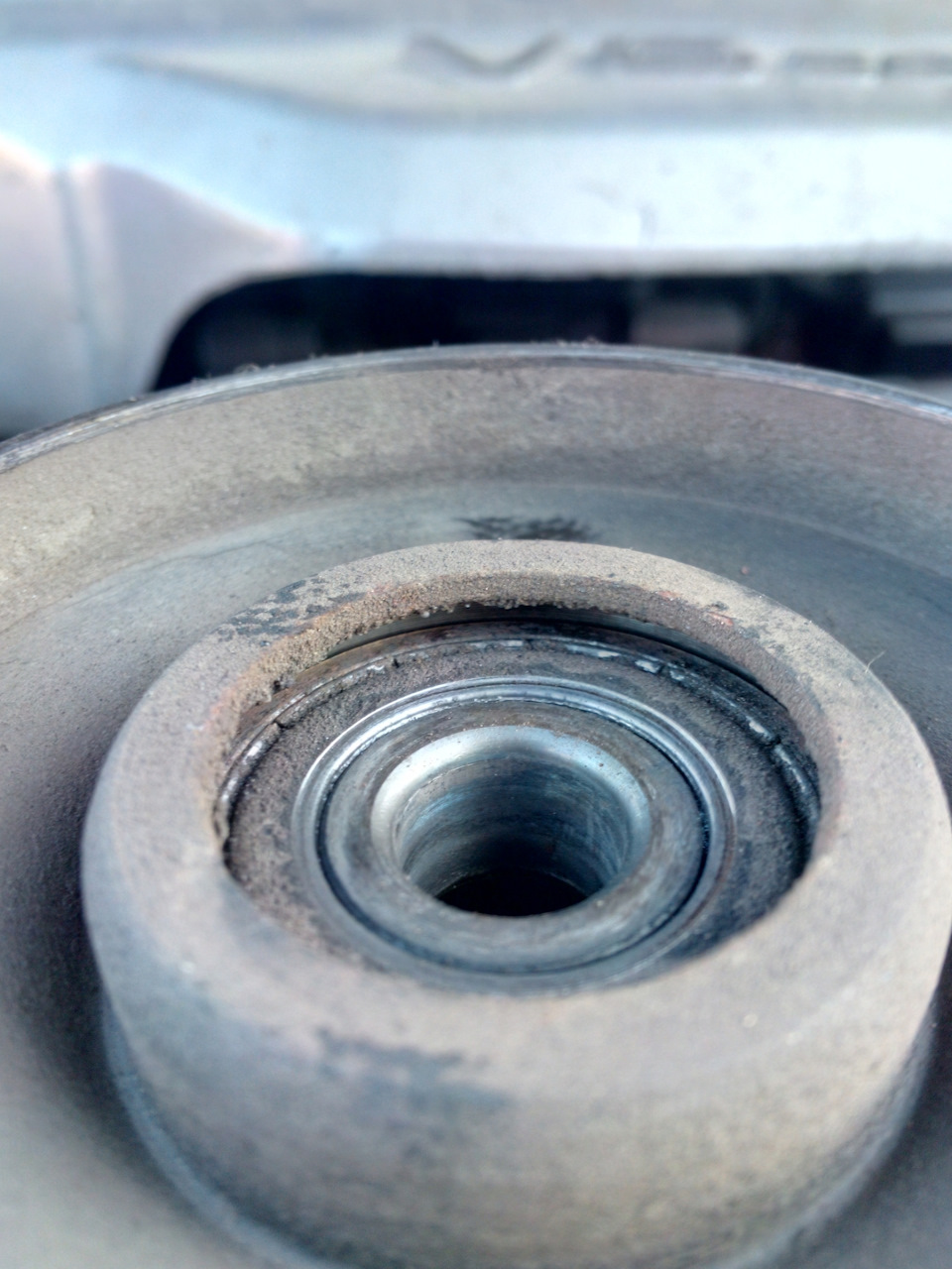 Заклинило ролик натяжителя ремня. — Nissan Maxima QX (A33), 3 л, 2005 ...