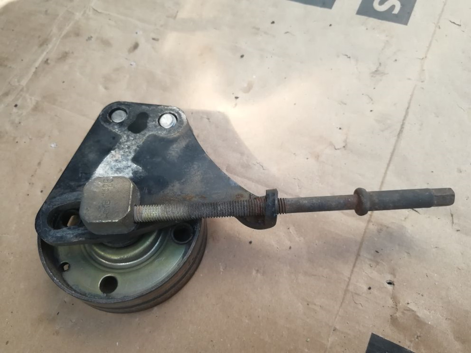 Вот натяжитель ремня в сборе — Nissan Almera Tino