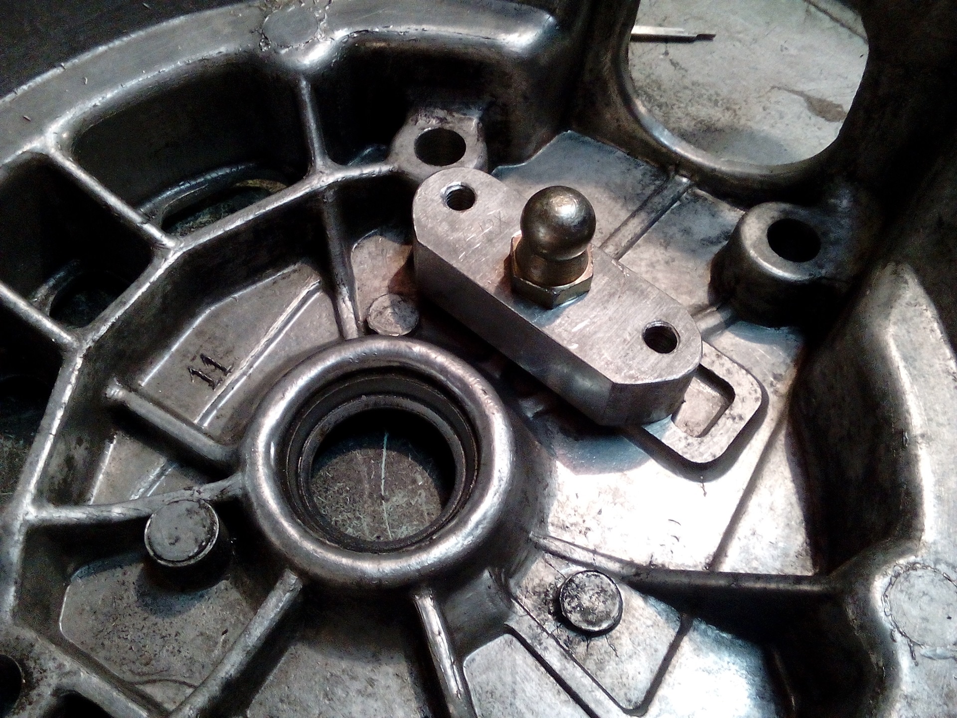 Установка выжимного подшипника от ВАЗ. — ИЖ Москвич 412, 1,8 л, 1991 ...